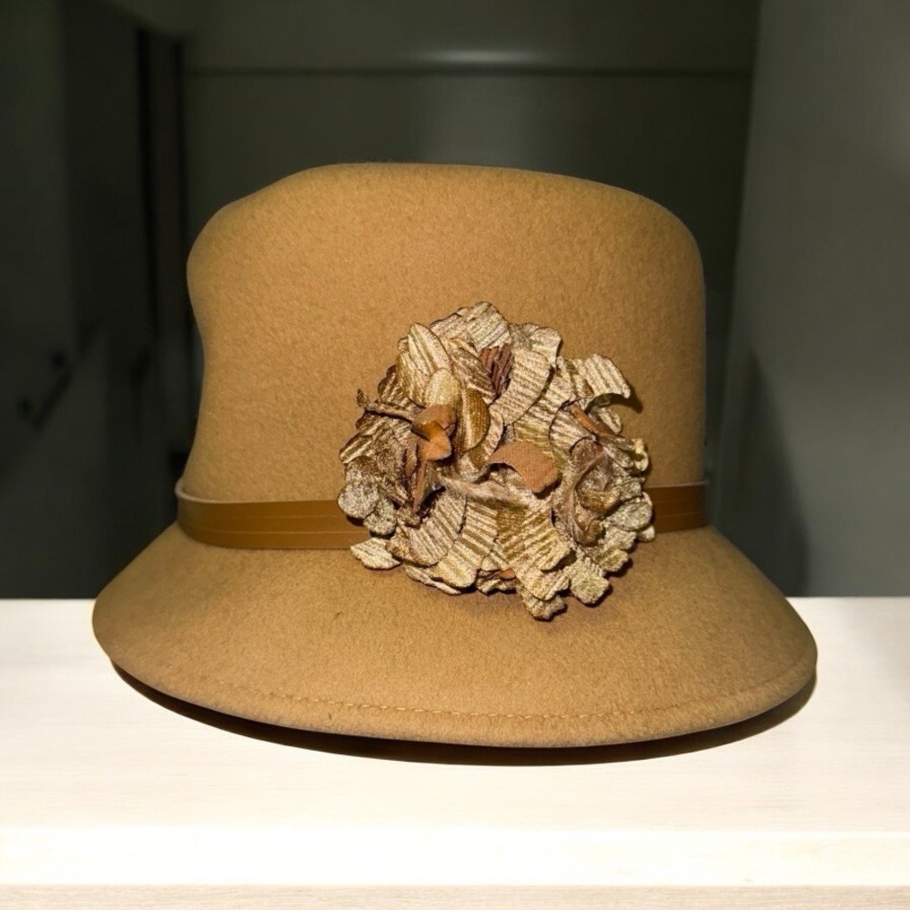 AUGUST‎ SILK 100% Wool Tan Cloche Hat With Flower Camel OS